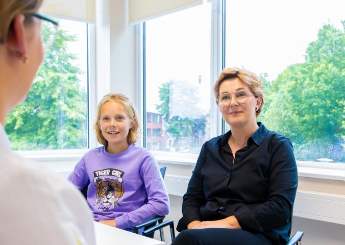 Patiënten (moeder en dochter) in gesprek met medewerker Diagnovum